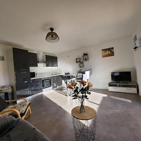 Apartamento Charles Yourhosthelper