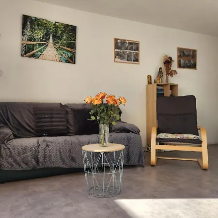 Charles Yourhosthelper Apartment *